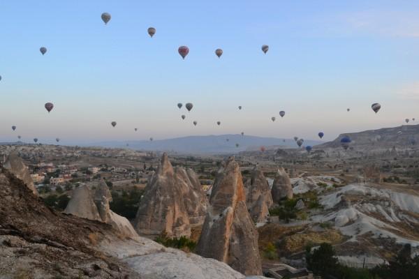 Globos aerostáticos creando un fabuloso paisaje en el alba de Cappadocia