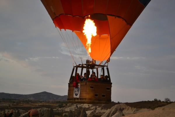 Globos aerostáticos creando un fabuloso paisaje en el alba de Cappadocia