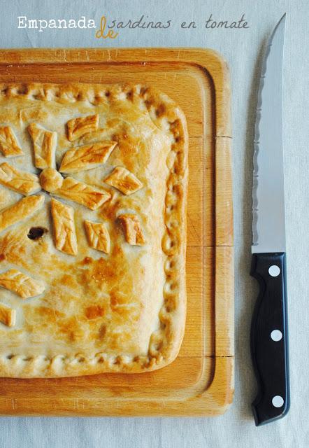 Empanada de sardinillas en tomate [gallega de verdad de la buena]