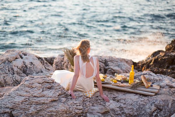 Una novia frente al mar Playa bohemia novia bodas en Croacia fotografía de Sarah Falugo