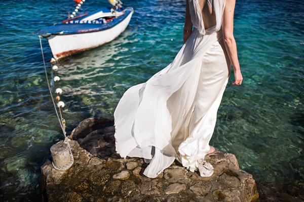 Una novia frente al mar Playa bohemia novia bodas en Croacia fotografía de Sarah Falugo