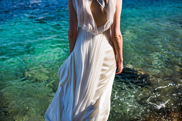 Una novia frente al mar Playa bohemia novia bodas en Croacia fotografía de Sarah Falugo
