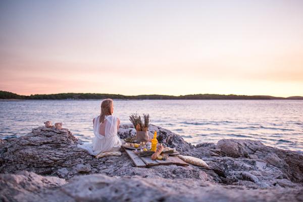 Una novia frente al mar Playa bohemia novia bodas en Croacia fotografía de Sarah Falugo