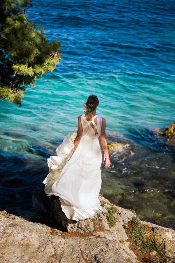 Una novia frente al mar Playa bohemia novia bodas en Croacia fotografía de Sarah Falugo