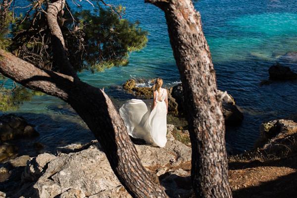 Una novia frente al mar Playa bohemia novia bodas en Croacia fotografía de Sarah Falugo