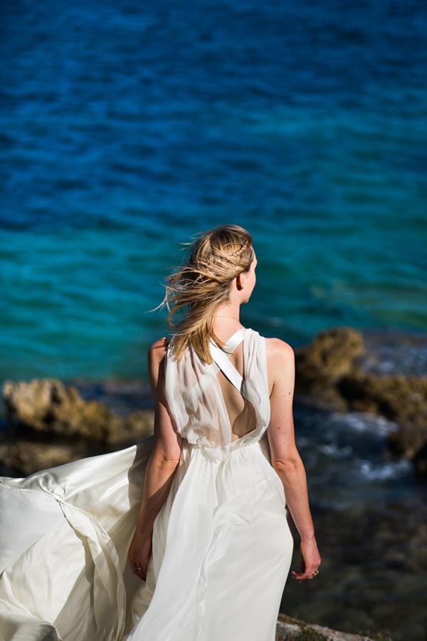 Una novia frente al mar Playa bohemia novia bodas en Croacia fotografía de Sarah Falugo