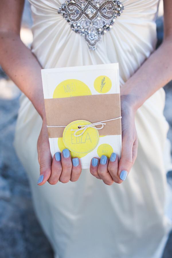 Una novia frente al mar Playa bohemia novia bodas en Croacia fotografía de Sarah Falugo