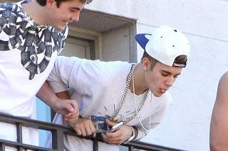 Justin Bieber escupe a sus fans desde el balcón de su hotel
