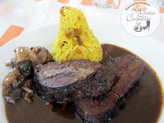 CARRILLERA DE TERNERA CONFITADA CON SALSA DE VINO DE NUECES CARRILLERA DE TERNERA CONFITADA CON SALSA DE VINO DE NUECES