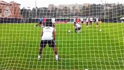 Cambiando de roles: Casillas le marca un gol a Marcelo en el entrenamiento.