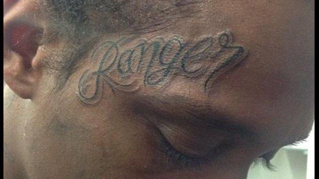 Un ex-jugador del Newcastle se tatúa su apellido en la cara