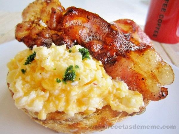 Tostadas con huevos revueltos y bacon huevos-revueltos (12)