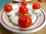 Bosque de setas de huevos de codorniz y tomates cherry