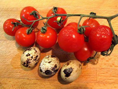 Bosque de Setas de Huevos de Codorniz y Tomates Cherry