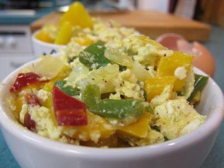 Revuelto de salteado de pimientos con cebolla y queso Revuelto de salteado de pimientos con cebolla y queso