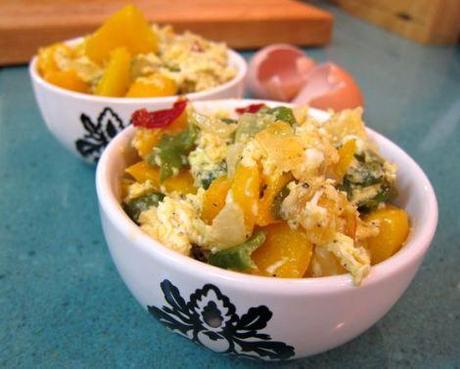 Revuelto de salteado de pimientos con cebolla y queso Revuelto de salteado de pimientos con cebolla y queso