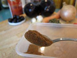 Berenjenas rellenas vegetarianas especiadas con salsa de yogur y mostaza Berenjenas rellenas vegetarianas especiadas con salsa de yogur y mostaza