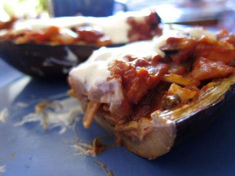 Berenjenas rellenas vegetarianas especiadas con salsa de yogur y mostaza Berenjenas rellenas vegetarianas especiadas con salsa de yogur y mostaza