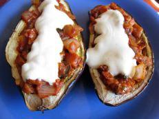 Berenjenas rellenas vegetarianas especiadas con salsa de yogur y mostaza 16 Berenjenas rellenas vegetarianas especiadas con salsa de yogur y mostaza