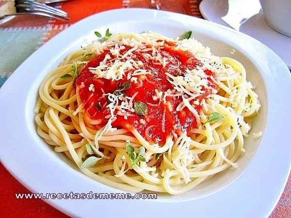 Espaguetis con salsa de tomates espaguetis-con-salsa-de-tomates (10)