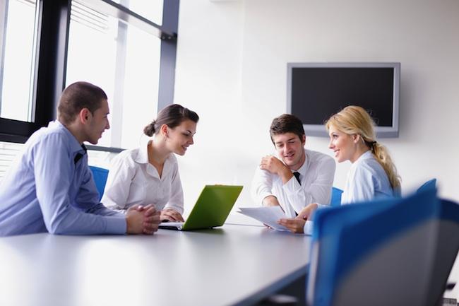 Qué es un briefing y cómo elaborarlo de manera efectiva business people in a meeting at office