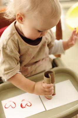 Reciclando tubos de cartón de papel higiénico: ideas para peques sellitos de corazon