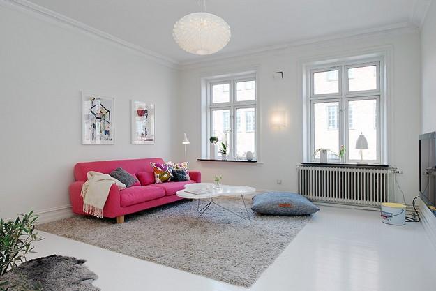 Una vivienda en blanco con un toque de color amarillo Una vivienda en blanco con un toque de color amarillo
