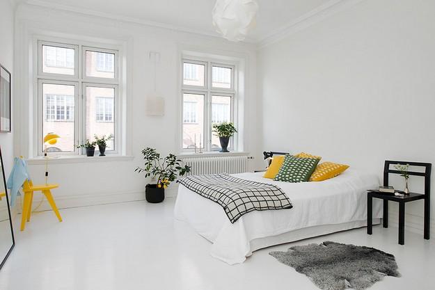 Una vivienda en blanco con un toque de color amarillo Una vivienda en blanco con un toque de color amarillo
