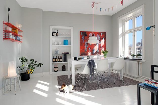 Una vivienda en blanco con un toque de color amarillo Una vivienda en blanco con un toque de color amarillo