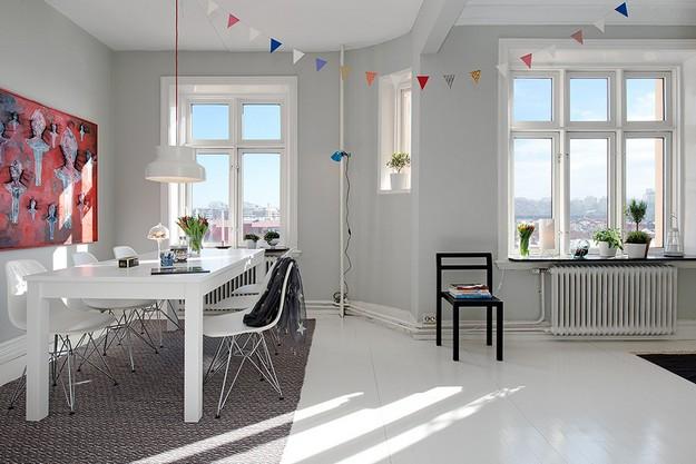 Una vivienda en blanco con un toque de color amarillo Una vivienda en blanco con un toque de color amarillo
