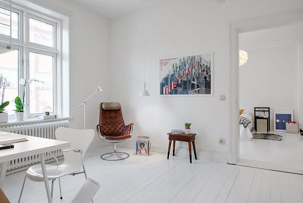 Una vivienda en blanco con un toque de color amarillo Una vivienda en blanco con un toque de color amarillo