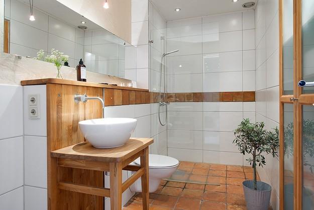 Una vivienda en blanco con un toque de color amarillo Una vivienda en blanco con un toque de color amarillo