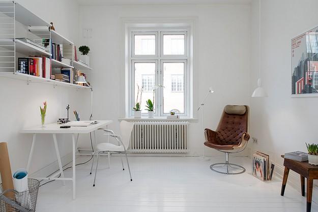 Una vivienda en blanco con un toque de color amarillo Una vivienda en blanco con un toque de color amarillo