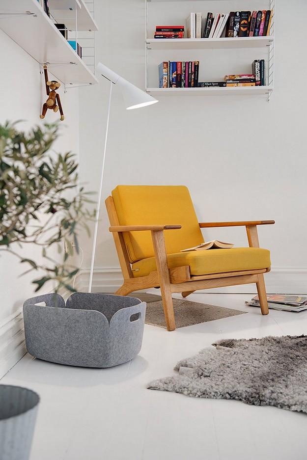 Una vivienda en blanco con un toque de color amarillo Una vivienda en blanco con un toque de color amarillo