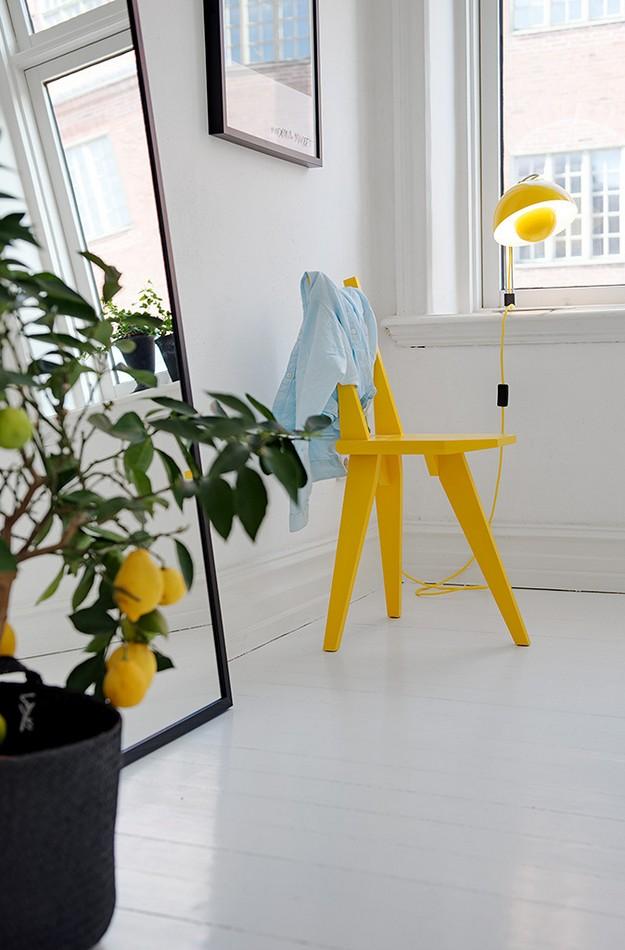 Una vivienda en blanco con un toque de color amarillo Una vivienda en blanco con un toque de color amarillo