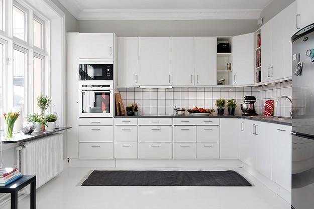 Una vivienda en blanco con un toque de color amarillo Una vivienda en blanco con un toque de color amarillo