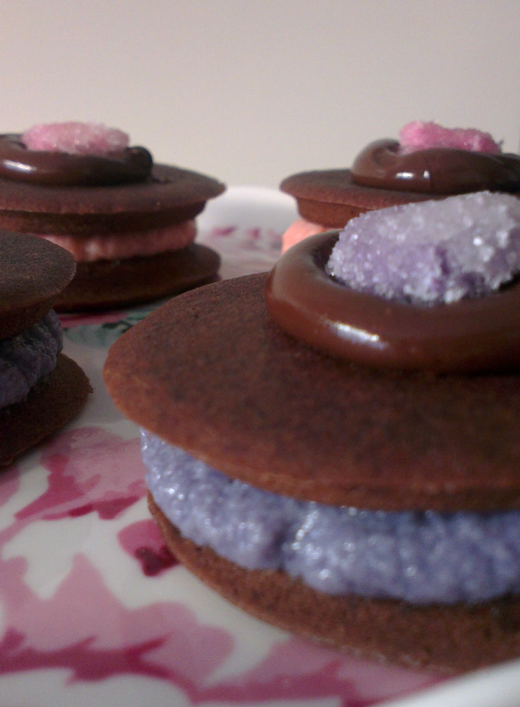 ♥ Whoopie pies rellenos de mascarpone de violeta y rosas ♥ Whoopie pies rellenos de mascarpone de violeta y rosas