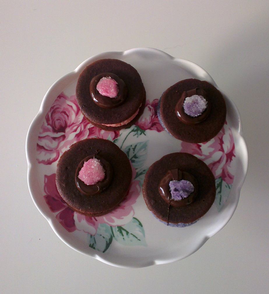 ♥ Whoopie pies rellenos de mascarpone de violeta y rosas ♥ Whoopie pies rellenos de mascarpone de violeta y rosas