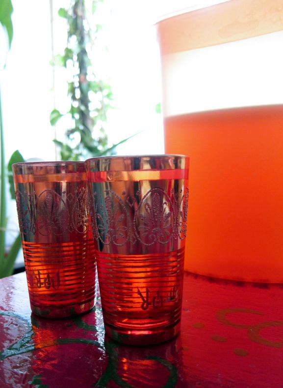 Infusión fría de té verde y canela para el verano. Infusión fría de té verde y canela para el verano