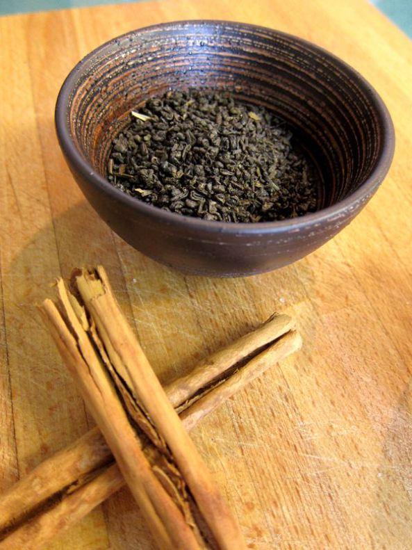 Infusión fría de té verde y canela para el verano. Infusión fría de té verde y canela para el verano