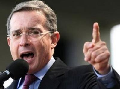 Tras silencio de Santos, Uribe denuncia a Maduro