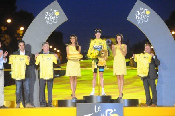 Chris Froome posa con el Maillot Amarillo en los Campos Elíseos junto con tres leyendas del Tour de Francia: Miguel Indurain, Eddy Merckx y Bernard Hinault (Foto: Le Tour)