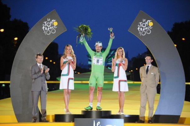 Peter Sagan posa con el Maillot Verde en el podio de París (Foto: Le Tour)