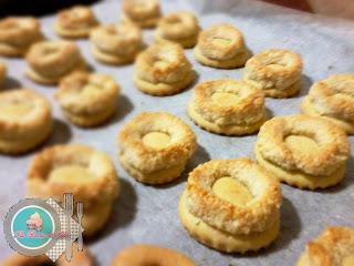 Dulces de eid al-fitr 3. Galletas coronadas de almendra y mermelada. Dulces de eid al-fitr 3. Galletas coronadas de almendra y mermelada.