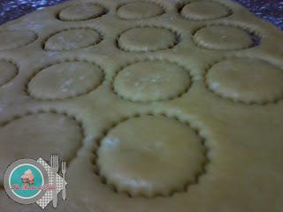 Dulces de eid al-fitr 3. Galletas coronadas de almendra y mermelada. Dulces de eid al-fitr 3. Galletas coronadas de almendra y mermelada.