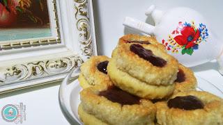 Dulces de eid al-fitr 3. Galletas coronadas de almendra y mermelada. Dulces de eid al-fitr 3. Galletas coronadas de almendra y mermelada.