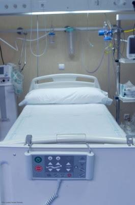 Una cama médica que se controla con gestos y ondas cerebrales