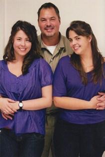 Ramon Labañino junto a sus hijas