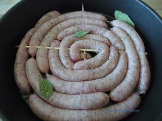 Anillo de salchichas con patatas aliñadas salchichas