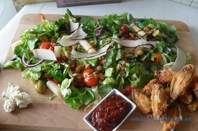 Salsa Barbacoa ensalda con alitas y salsa barbacoa